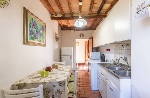 Le Tolfe Apartment | Apartment 'Caselunghe Exclusive' with Shared Pool, Wi-Fi and Air Conditioning
