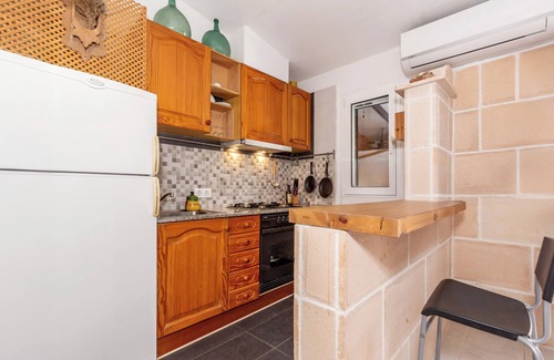 Cap d'Artrutx Apartment | Apartment 'Casita del Faro' with Shared Pool, Wi-Fi and Air Conditioning