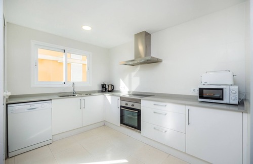 Puerto de Pollensa Apartment | Apartment Catalina 2B tres dormitorios by the Beach with Terrace & Wi-Fi