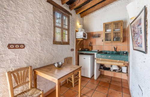 Guadix Apartment | Apartment 'Cueva Beso' with Mountain View, Shared Pool and Wi-Fi