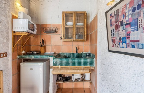 Guadix Apartment | Apartment 'Cueva Beso' with Mountain View, Shared Pool and Wi-Fi
