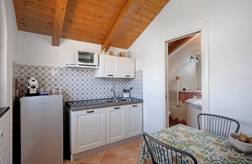 Bomerano Apartment | Apartment 'Delizioso Chalet Con Ampio Giardino' with Mountain View, Wi-Fi and Air Conditioning