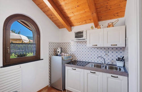 Bomerano Apartment | Apartment 'Delizioso Chalet Con Ampio Giardino' with Mountain View, Wi-Fi and Air Conditioning