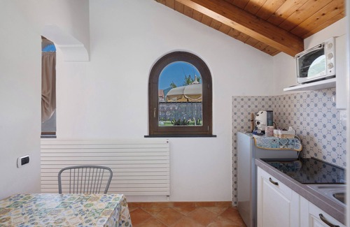 Bomerano Apartment | Apartment 'Delizioso Chalet Con Ampio Giardino' with Mountain View, Wi-Fi and Air Conditioning