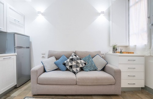 Cagliari Apartment | Apartment 'Dettori 18' with Wi-Fi and Air Conditioning