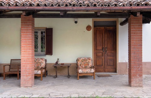 Costigliole d'Asti Apartment | Apartment 'Dolcetto' with Mountain View, Shared Pool and Wi-Fi