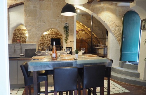 Ecusson Apartment | Apartment Ecusson Center historique Large 3 rooms in a 13th century building