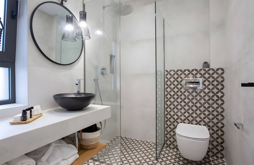 Lefkada Town Apartment | Apartment 'Elfam City Suite B' with Shared Terrace, Wi-Fi and Air Conditioning