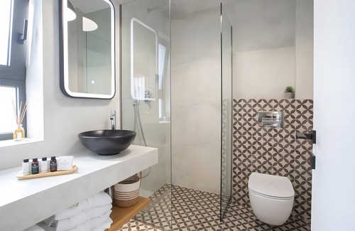 Lefkada Town Apartment | Apartment 'Elfam City Suite B' with Shared Terrace, Wi-Fi and Air Conditioning