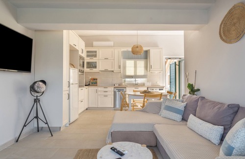 Lixouri Apartment | Apartment 'Emelia' with Sea View, Wi-Fi and Air Conditioning