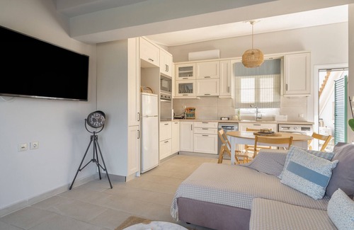 Lixouri Apartment | Apartment 'Emelia' with Sea View, Wi-Fi and Air Conditioning