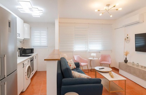 Jerez de la Frontera Old Town Apartment | Apartment 'Apto La Justicia' with Shared Terrace, Wi-Fi and Air Conditioning