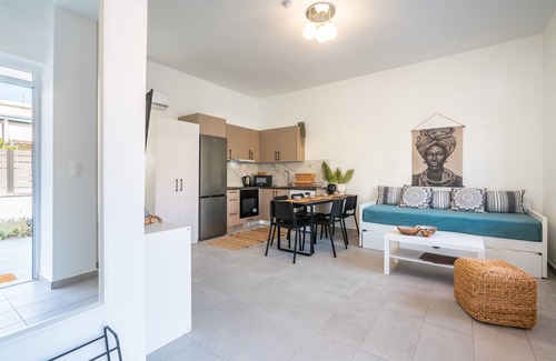 Petaloudes Apartment | Apartment 'Evan Suites No 3' with Private Terrace, Wi-Fi and Air Conditioning