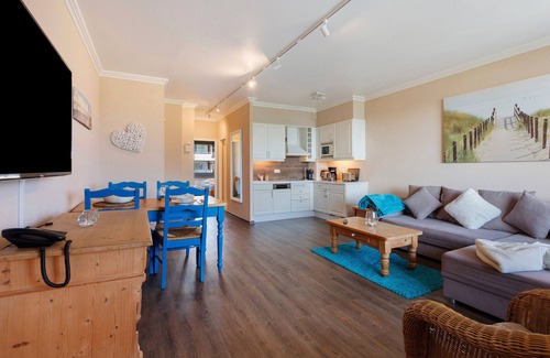 Alt-Travemunde/Ronnau Apartment | Apartment 'Ferienwohnung Oberdeck' with Sea View, Balcony and Wi-Fi