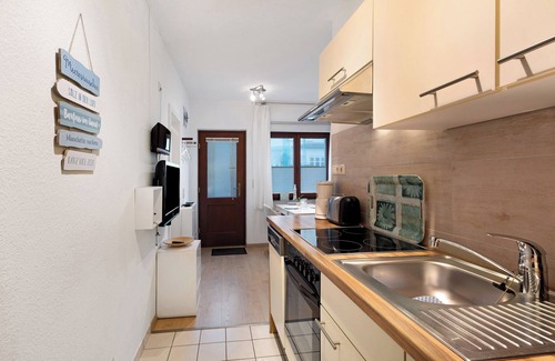 Alt-Travemunde/Ronnau Apartment | Apartment 'Ferienwohnung Strandquartier' with Private Terrace and Wi-Fi