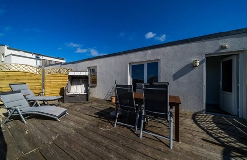 Borkum Apartment | Apartment 'Ferienwohnug Strandhafer' with Private Terrace