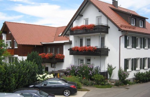Wasserburg Apartment | Apartment 'Fewo 1 - Elstar' with Shared Garden, Balcony and Wi-Fi