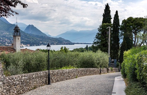 Lonato del Garda Apartment | Apartment 'Fontanone' with Balcony, Wi-Fi and Air Conditioning