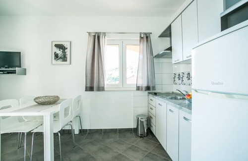 Seget Donji Apartment | Apartment for 2+2, Seget Donji ❤, by the beach