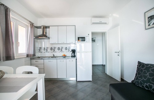 Seget Donji Apartment | Apartment for 2+2, Seget Donji ❤, by the beach