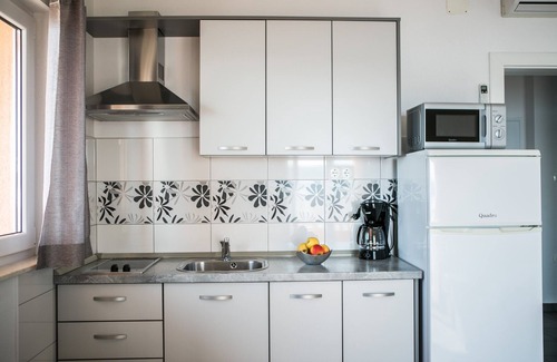 Seget Donji Apartment | Apartment for 2+2, Seget Donji ❤, by the beach