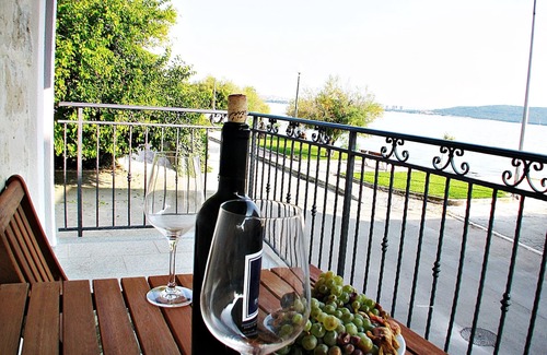 Kastel Kambelovac Apartment | Apartment for two by the sea in Kastel Kambelovac near Split