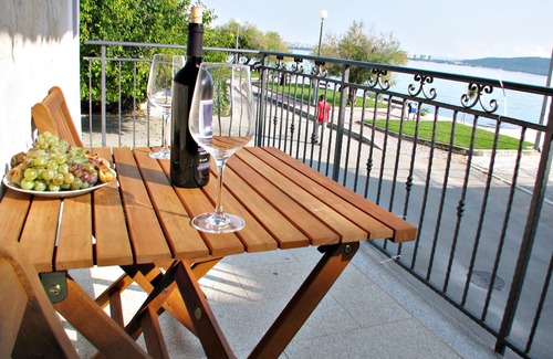 Kastel Kambelovac Apartment | Apartment for two by the sea in Kastel Kambelovac near Split