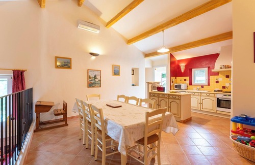 L'Isle-sur-la-Sorgue Apartment | Apartment 'Lou Recati La Ribelle En Provence' with Mountain View, Wi-Fi and Air Conditioning