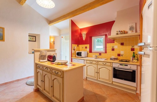 L'Isle-sur-la-Sorgue Apartment | Apartment 'Lou Recati La Ribelle En Provence' with Mountain View, Wi-Fi and Air Conditioning