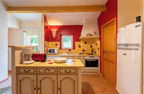 L'Isle-sur-la-Sorgue Apartment | Apartment 'Lou Recati La Ribelle En Provence' with Mountain View, Wi-Fi and Air Conditioning