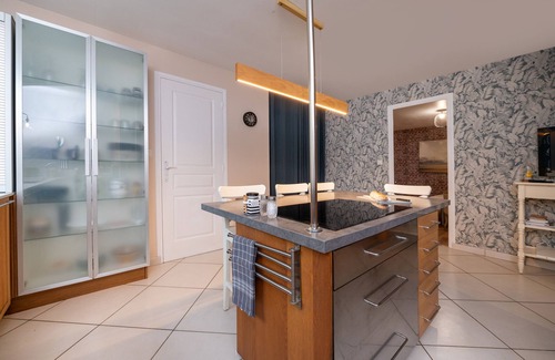 Saint-Gildas-de-Rhuys Apartment | Apartment 'Petit Appartement' with Shared Garden and Wi-Fi