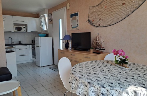 Saint-Gildas-de-Rhuys Apartment | Apartment 200m From The Beach with small sea view from the 1st floor