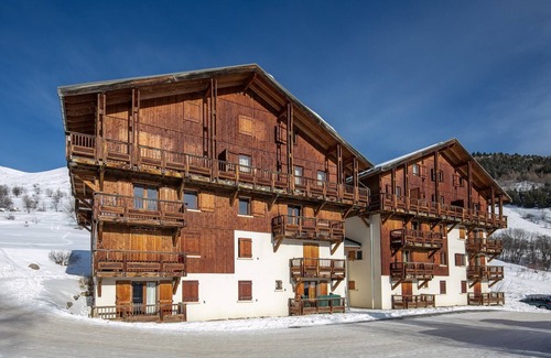 Saint-Sorlin-d'Arves Apartment | Apartment in French Alps with Pool Access