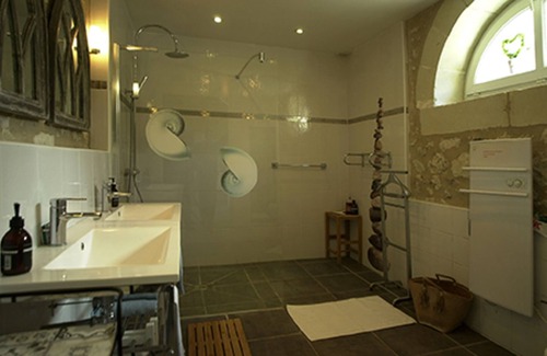 Les Ormes Cottage | Apartment 'Gîte Pierre De Ronsard' with Shared Pool, Private Terrace and Wi-Fi