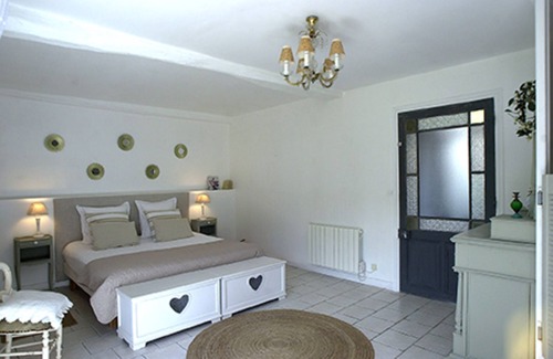 Les Ormes Cottage | Apartment 'Gîte Pierre De Ronsard' with Shared Pool, Private Terrace and Wi-Fi