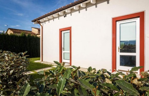 Pistoia Apartment | Apartment 'Glicine' with Shared Pool, Wi-Fi and Air Conditioning