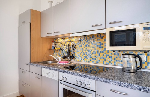 Alt-Travemunde/Ronnau Apartment | Apartment 'Haus Übersee Wohnung Samoa' with Shared Garden and Wi-Fi