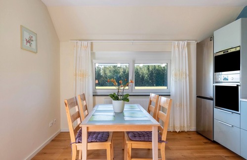 Roetenbach Apartment | Apartment 'Haus Rosengarten' with Balcony and Wi-Fi