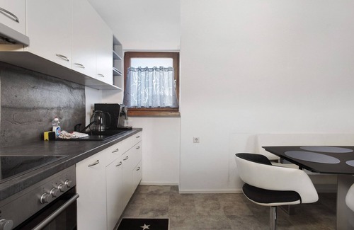 Meckenbeuren Apartment | Apartment 'Haus Zäh' with Mountain View and Wi-Fi