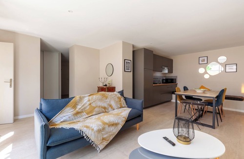 Les Camoins Apartment | Apartment 'Havre De Paix' with Shared Pool, Private Terrace and Wi-Fi