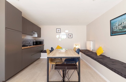 Les Camoins Apartment | Apartment 'Havre De Paix' with Shared Pool, Private Terrace and Wi-Fi