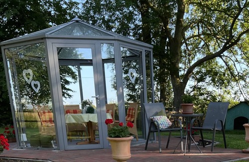 Werdum Apartment | Apartment 'Heuboden, 80qm' with Shared Terrace, Shared Garden and Wi-Fi