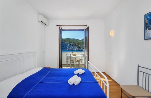 Pokrivenik Apartment | Apartment Igor - 5 m from beach: SA1(2+1) - Cove Pokrivenik, Island Hvar, Croatia