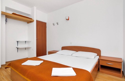 Pokrivenik Apartment | Apartment Igor - 5 m from beach: A(6+2) - Cove Pokrivenik, Island Hvar, Croatia