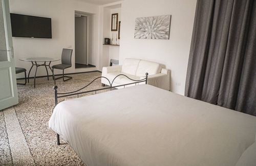 Crabbia House | Apartment in 18th century villa with terrace and wonderful views over Lake Orta