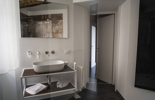 Crabbia House | Apartment in 18th century villa with terrace and wonderful views over Lake Orta