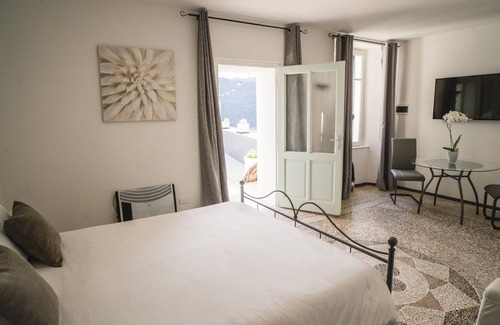 Crabbia House | Apartment in 18th century villa with terrace and wonderful views over Lake Orta