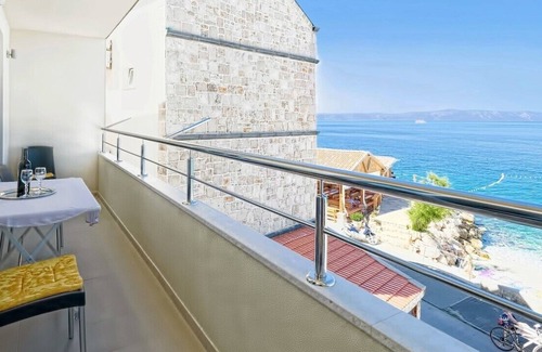 Drasnice Apartment | Apartment in a small village Drašnice. Two-bedroom apartment on the beach with sea and island view.