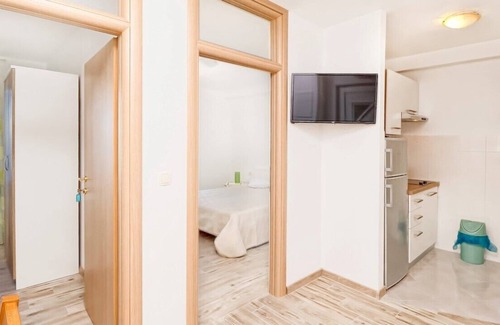 Drasnice Apartment | Apartment in a small village Drašnice. Two-bedroom apartment on the beach with sea and island view.