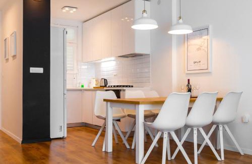 Split Apartment | Apartment In Centre For 6